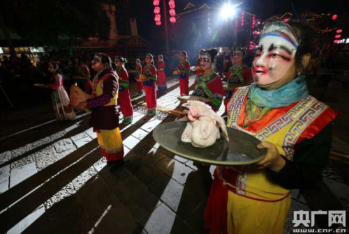 “赶火”迎新年。 “赶火”迎新年。
