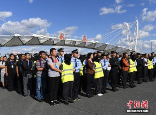 资料图：警方押解电信诈骗犯罪嫌疑人。张瑶 摄