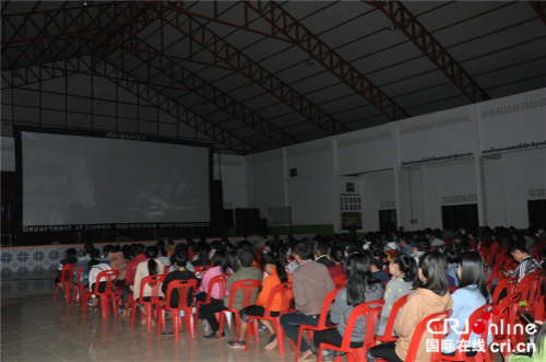 老挝沙湾拿吉省民众在省师范学院礼堂观看中国电影。
