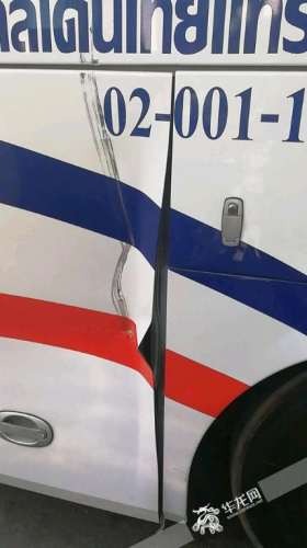 大象撞击过后的大巴车。上海游客唐先生供图 华龙网发 大象撞击过后的大巴车。上海游客唐先生供图 华龙网发
