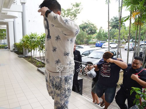 三名被告前往法庭 （马来西亚《中国报》）