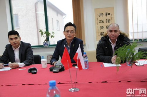 牟军(中)、杨山毅(左)、黄成龙(右)等就波兰稽查事件接受央广记者采访。