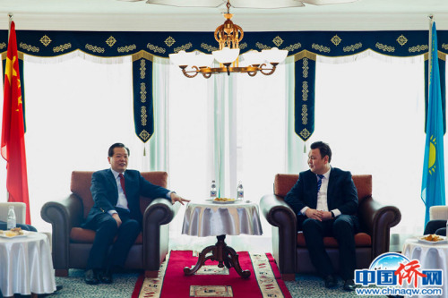 中国国际贸易促进委员会副会长王锦珍(左一)一行拜访哈萨克斯坦中国贸易促进协会，与作者举行会谈。