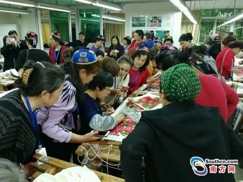 新疆哈密绣娘与潮州绣娘交流经验。 新疆哈密绣娘与潮州绣娘交流经验。