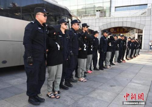 资料图：8月29日，在长春火车站，10名电信诈骗犯罪嫌疑人被长春警方从缅甸经云南押解回国。 <a target='_blank' href='http://www.chinanews.com/'>中新社</a>记者 张瑶 摄