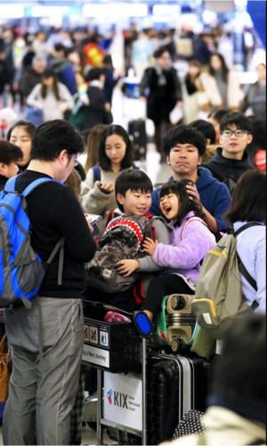 日本关西机场国际线出发大厅里人头攒动(来源：《朝日新闻》)