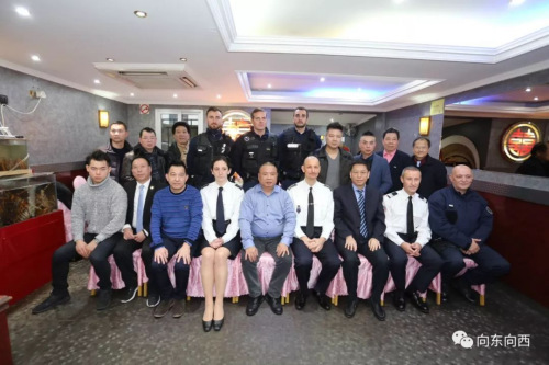 巴黎第二警区负责人在美丽城新蓬莱酒家与巴黎美丽城联合商会成员及部分侨社代表召开座谈会。(《欧洲时报》/黄冠杰 摄) 巴黎第二警区负责人在美丽城新蓬莱酒家与巴黎美丽城联合商会成员及部分侨社代表召开座谈会。(《欧洲时报》/黄冠杰 摄)