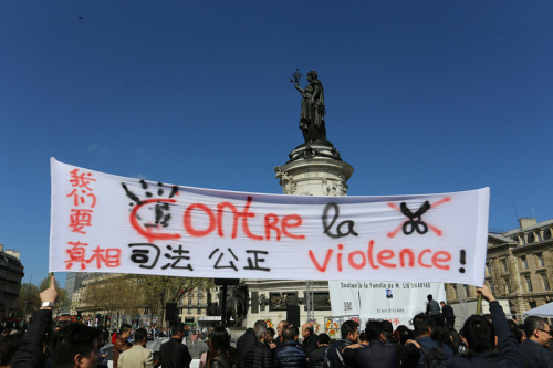 旅法侨学界在巴黎共和国广场集会，悼念3月26日晚在家中被巴黎警察射杀的同胞刘少尧。人们打出要真相、正义的口号。（《欧洲时报》）