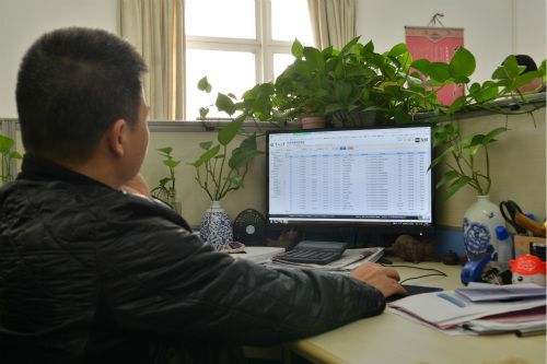 报账教师在网上认真填写报账清单。 报账教师在网上认真填写报账清单。