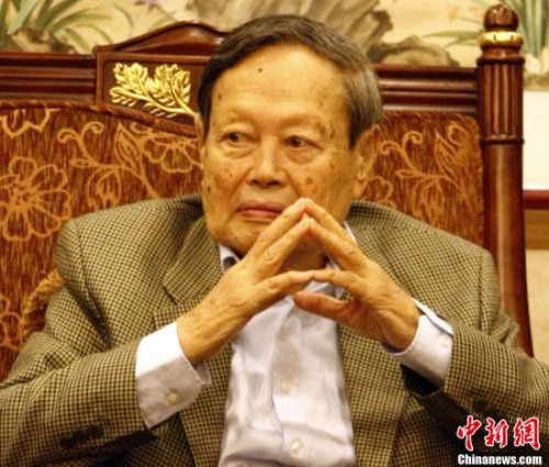 杨振宁 <a target='_blank' href='http://www.chinanews.com/'>中新社</a>发 张家瑞 摄 杨振宁 <a target='_blank' href='http://www.chinanews.com/'>中新社</a>发 张家瑞 摄