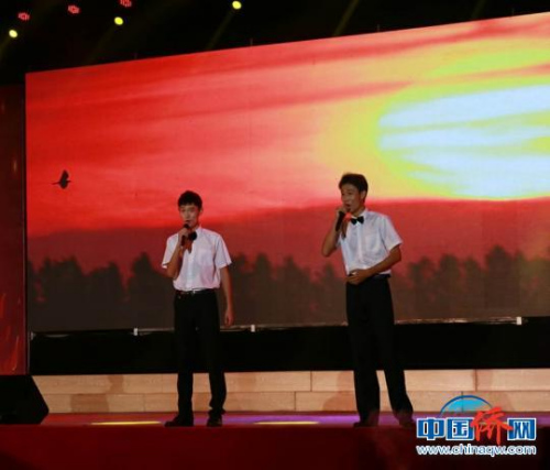 海南华侨中学“2018年元旦师生同台文艺汇演”形式多样。 张茜翼 摄 海南华侨中学“2018年元旦师生同台文艺汇演”形式多样。 张茜翼 摄
