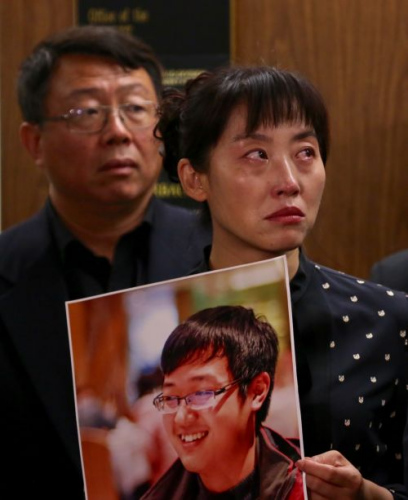 纪欣然的小姨在法庭旁听法官宣判。(图片来源:侨报记者邱晨摄) 纪欣然的小姨在法庭旁听法官宣判。(图片来源:侨报记者邱晨摄)