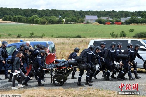 当地时间2017年6月28日，法国Auvers-le-Hamon，法国宪兵和警察参加一辆巴黎-里昂高速列车的反恐演习，测试救援人员的快速反应能力。