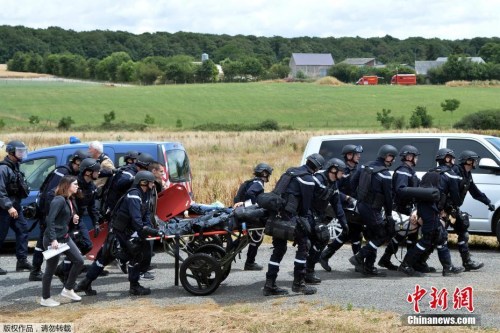 当地时间2017年6月28日,法国Auvers-le-Hamon,法国宪兵和警察参加一辆巴黎-里昂高速列车的反恐演习,测试救援人员的快速反应能力。 当地时间2017年6月28日,法国Auvers-le-Hamon,法国宪兵和警察参加一辆巴黎-里昂高速列车的反恐演习,测试救援人员的快速反应能力。