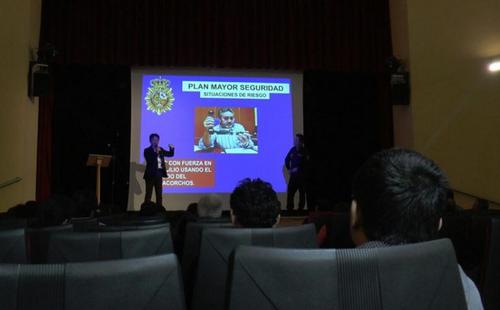 西班牙华社与警署合作,为当地华人提供安全知识讲座 西班牙华社与警署合作,为当地华人提供安全知识讲座