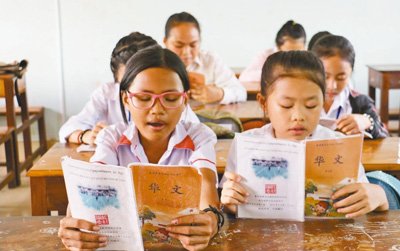 随着“一带一路”建设的推进，柬埔寨涌动“汉语热”。图为暹粒华文学校中山学校的柬埔寨学生正在朗读中文。(人民日报记者于景浩 摄)