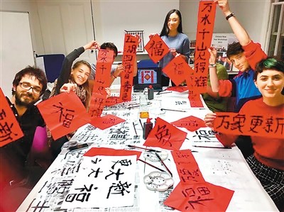 汉语教师吴佳晨(中)和学生们在汉语课堂上(图：人民日报海外版)