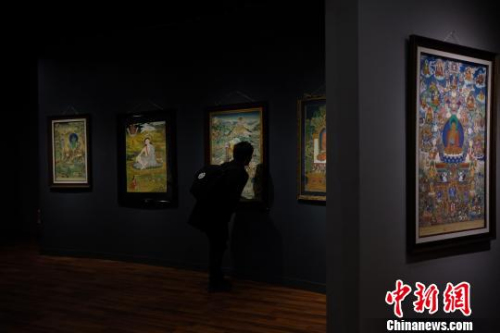 第七届西藏唐卡艺术博览会吸引民众前来参观。何蓬磊 摄