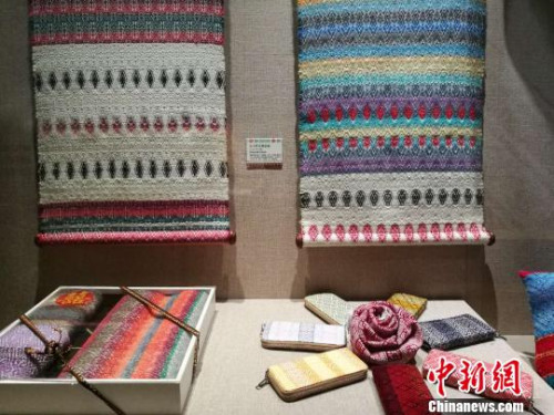 图为精美的“壮太同纹锦”制品。 胡远航 摄 图为精美的“壮太同纹锦”制品。 胡远航 摄