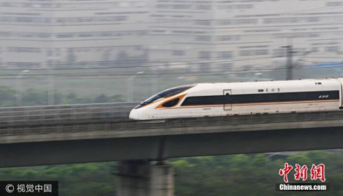 资料图：“复兴号”动车组列车经过江苏省常州市。 图片来源：视觉中国 