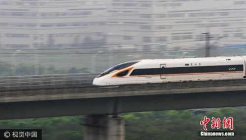 资料图:“复兴号”动车组列车经过江苏省常州市。 图片来源:视觉中国 资料图:“复兴号”动车组列车经过江苏省常州市。 图片来源:视觉中国