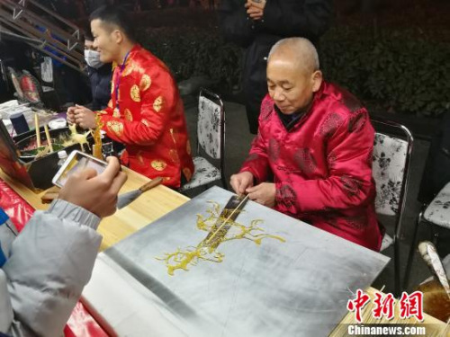 图为非遗传承人在制作唐人。 董飞 摄 图为非遗传承人在制作唐人。 董飞 摄