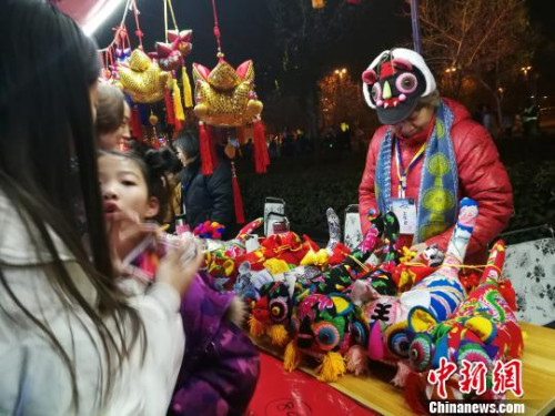 图为民间工艺品布老虎展示。 董飞 摄 图为民间工艺品布老虎展示。 董飞 摄