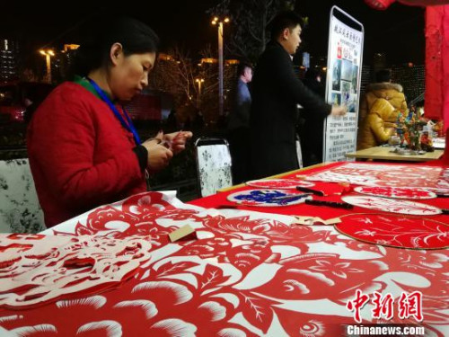图为非遗传承人在剪窗花。 董飞 摄 图为非遗传承人在剪窗花。 董飞 摄