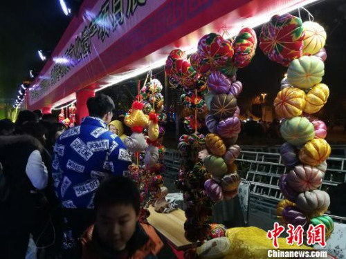 图为民间工艺品展示吸引市民围观。 董飞 摄 图为民间工艺品展示吸引市民围观。 董飞 摄