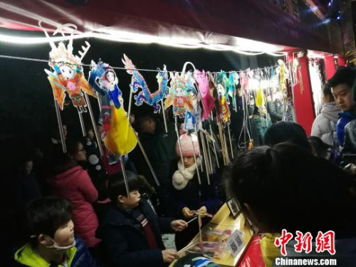 图为捏糖人现场人头攒动。 董飞 摄 图为捏糖人现场人头攒动。 董飞 摄