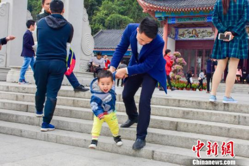 图为一名父亲带着儿子在广东罗浮山游玩，十分惬意。　刘艳如 摄