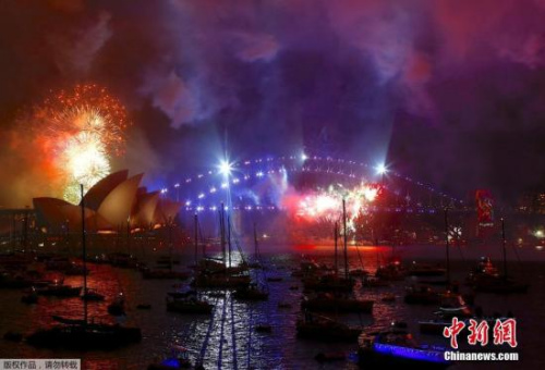 当地时间12月31日，澳大利亚悉尼港和悉尼歌剧院上空燃放烟花迎接新年到来。