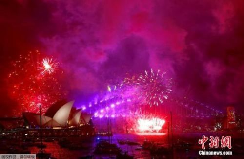 当地时间12月31日，澳大利亚悉尼港和悉尼歌剧院上空燃放烟花迎接新年到来。