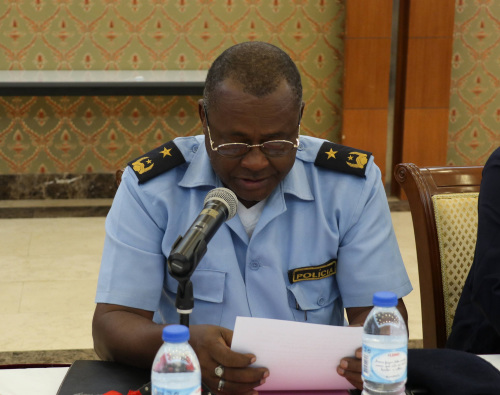 几比公共治安警察局代表介绍几内亚安全形势。