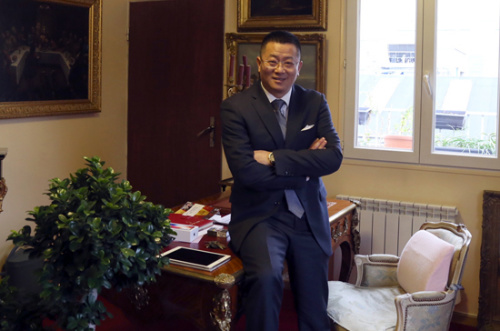法国忠兴集团董事长、中欧经济文化交流协会秘书长吴忠认为老一辈华商要学会“放手”。 