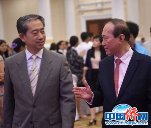 2017年8月26日，中国驻柬埔寨王国大使熊波(左)与本文作者共同出席欢迎华文老师活动。