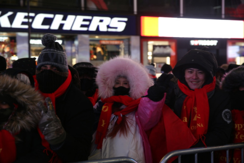 民众不惧严寒，齐聚时报广场跨年。（美国《世界日报》/洪群超 摄）