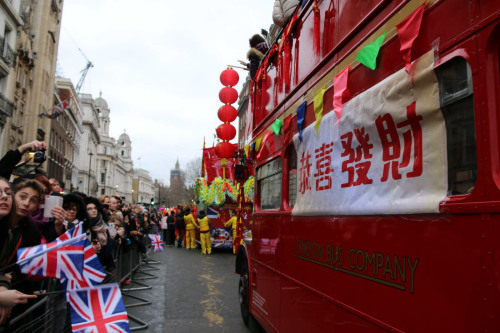 华埠商会花车醒目的红色与喜庆的装扮为游行队伍增添了一抹亮色。 