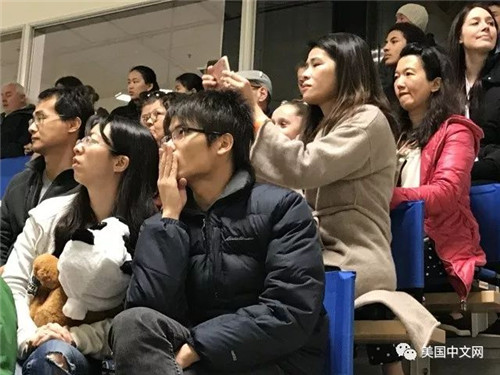 Nadia Wang在场上比赛时母亲神情紧张(下图) Nadia Wang在场上比赛时母亲神情紧张(下图)