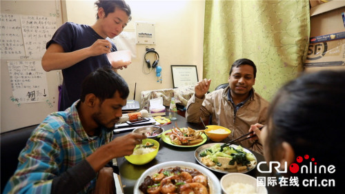 波波乐乐邀请印度朋友们来家里聚餐。