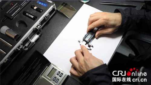 波波在为朋友鉴定珠宝。 波波在为朋友鉴定珠宝。