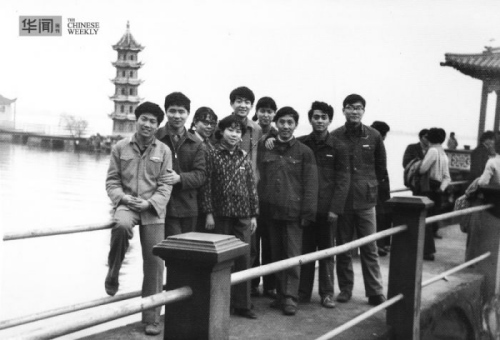 1982年，郑凯(左二)和当年上海大学同班同学一起去苏州旅游