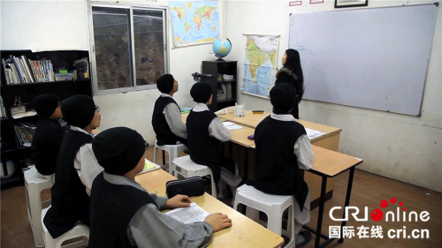 乐乐在佛光山做义工教沙弥汉语。 乐乐在佛光山做义工教沙弥汉语。