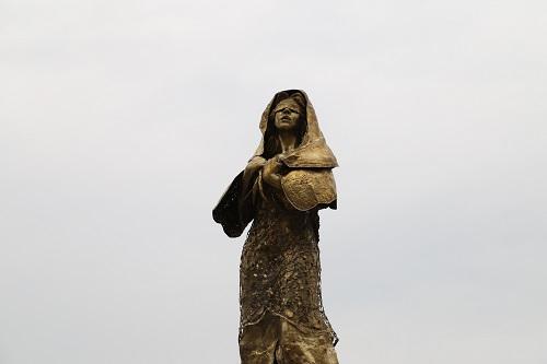 资料图:菲律宾马尼拉首座二战“慰安妇”铜像。新华社记者董成文摄 资料图:菲律宾马尼拉首座二战“慰安妇”铜像。新华社记者董成文摄