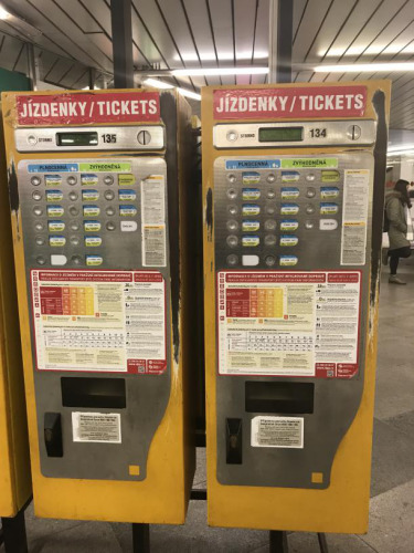 地铁站内自动售票机。