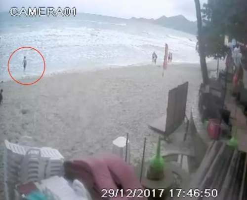 监控视频画面,红圈中为失踪男子。图片来源:泰国《世界日报》 监控视频画面,红圈中为失踪男子。图片来源:泰国《世界日报》