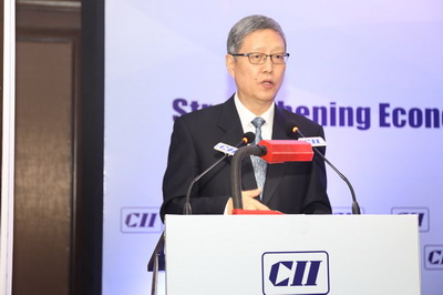 中国前副外长何亚非作主旨发言。 中国前副外长何亚非作主旨发言。