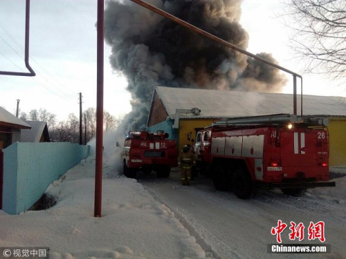 据俄罗斯卫星网当地时间1月4日报道，俄罗斯新西伯利亚一家工厂发生火灾，目前已造成10人死亡。据称，遇难者中有7名中国人。图片来源：视觉中国