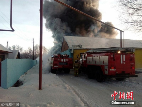 据俄罗斯卫星网当地时间1月4日报道,俄罗斯新西伯利亚一家工厂发生火灾,目前已造成10人死亡。据称,遇难者中有7名中国人。图片来源:视觉中国 据俄罗斯卫星网当地时间1月4日报道,俄罗斯新西伯利亚一家工厂发生火灾,目前已造成10人死亡。据称,遇难者中有7名中国人。图片来源:视觉中国