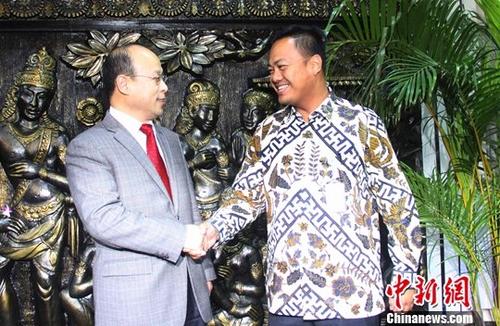 资料图:肖千(左)与印尼外交部官员握手致意。<a target='_blank' href='http://www.chinanews.com/'>中新社</a>记者 林永传 摄 资料图:肖千(左)与印尼外交部官员握手致意。<a target='_blank' href='http://www.chinanews.com/'>中新社</a>记者 林永传 摄